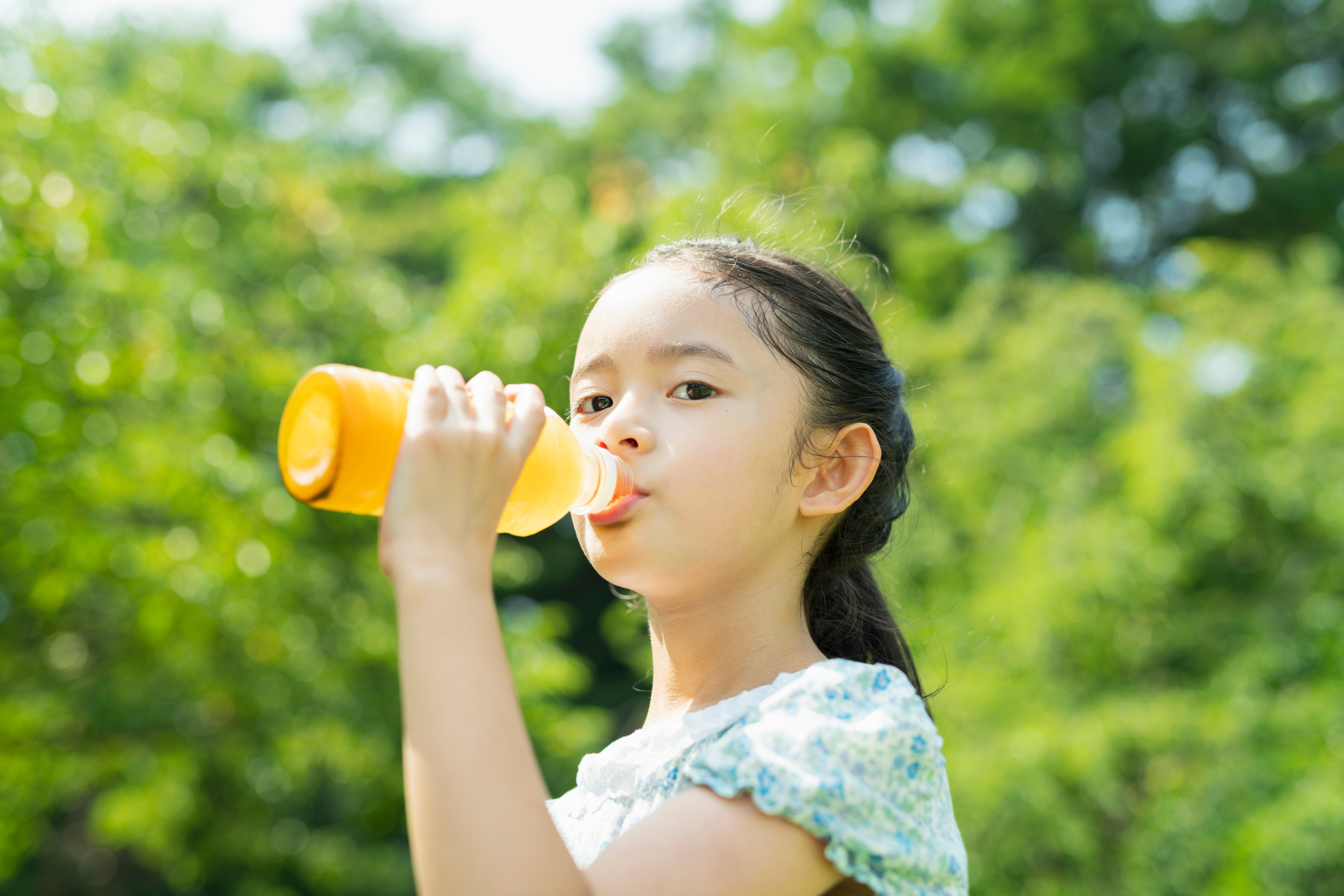 水分補給する子ども