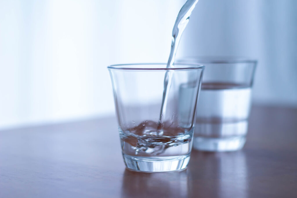 水素水を注ぐイメージ